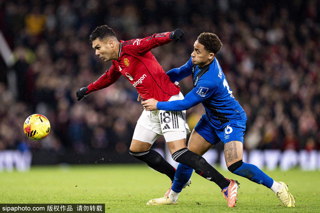 指针卡在周六清晨五点半，水壶灌满的声响里藏着期待。